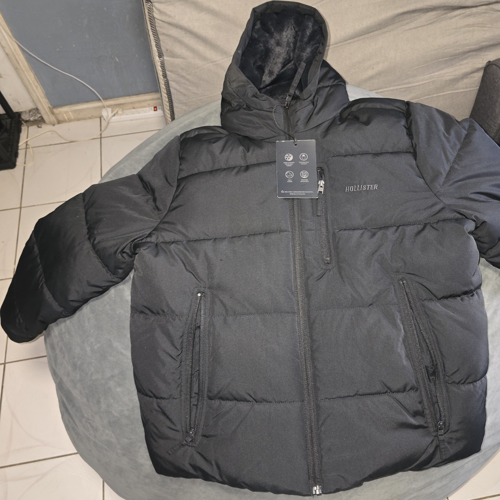 Hollister Men's Black Puffer Jacket with Hood